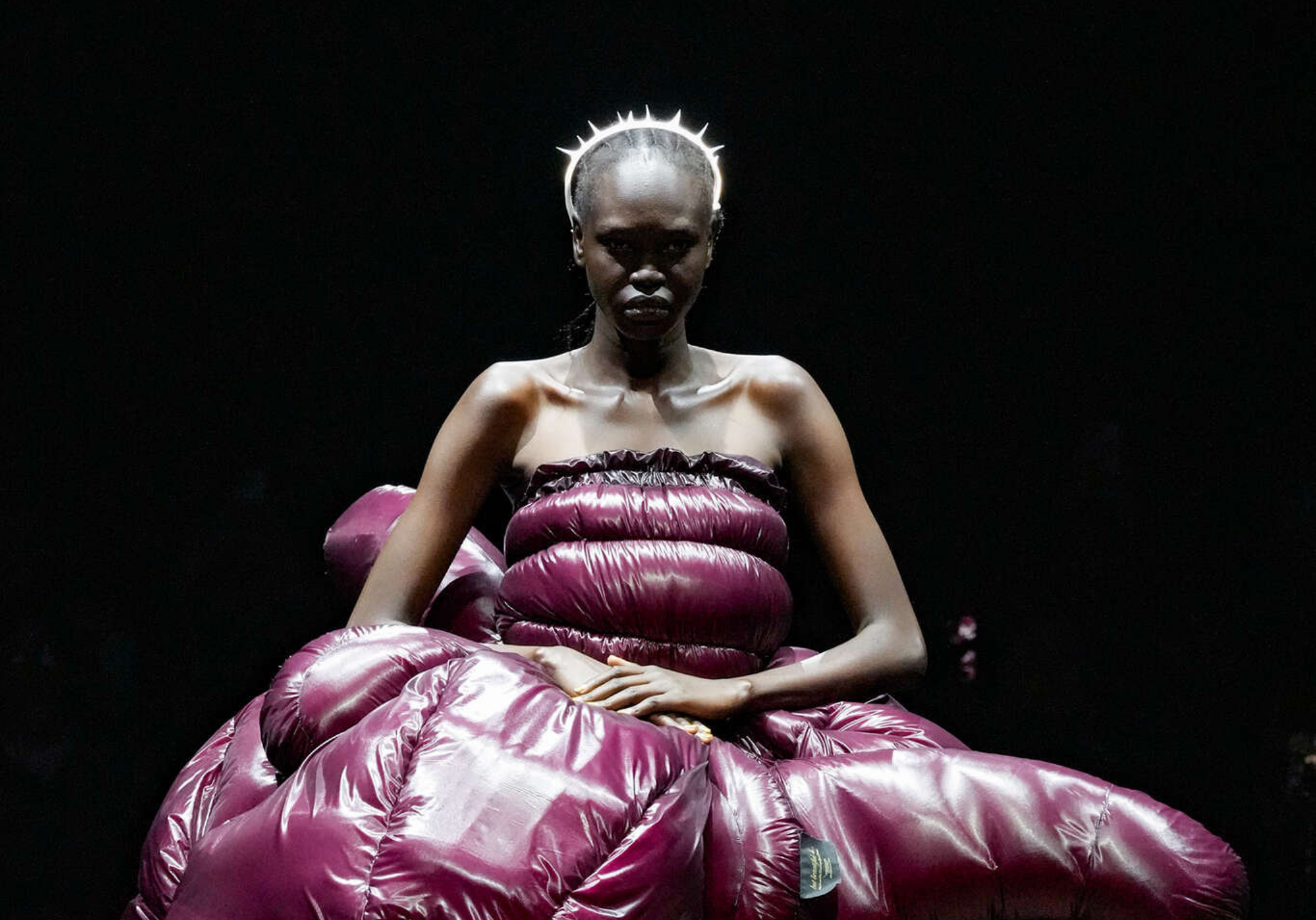 Modelo en la pasarela del desfile de Undercover en París Fashion Week 2025, luciendo un diseño vanguardista con referencias a la cultura pop y elementos deconstructivos. La colección juega con contrastes, texturas y una estética experimental.