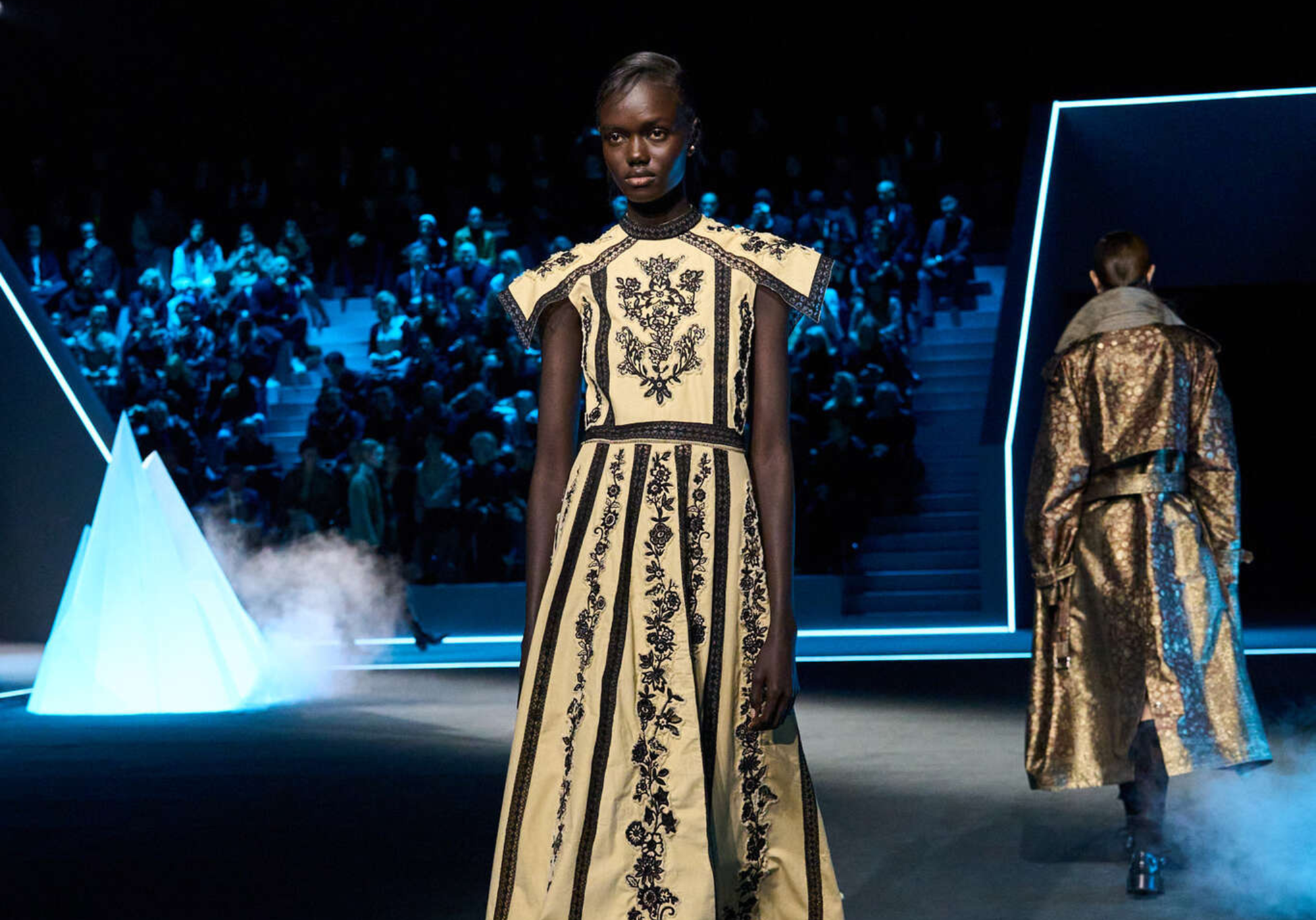 Modelo en la pasarela del desfile de Dior en París Fashion Week 2025, luciendo un diseño inspirado en Orlando de Virginia Woolf. La colección de Maria Grazia Chiuri destacó por sus siluetas estructuradas, encajes delicados y referencias a la metamorfosis y la evolución del estilo.