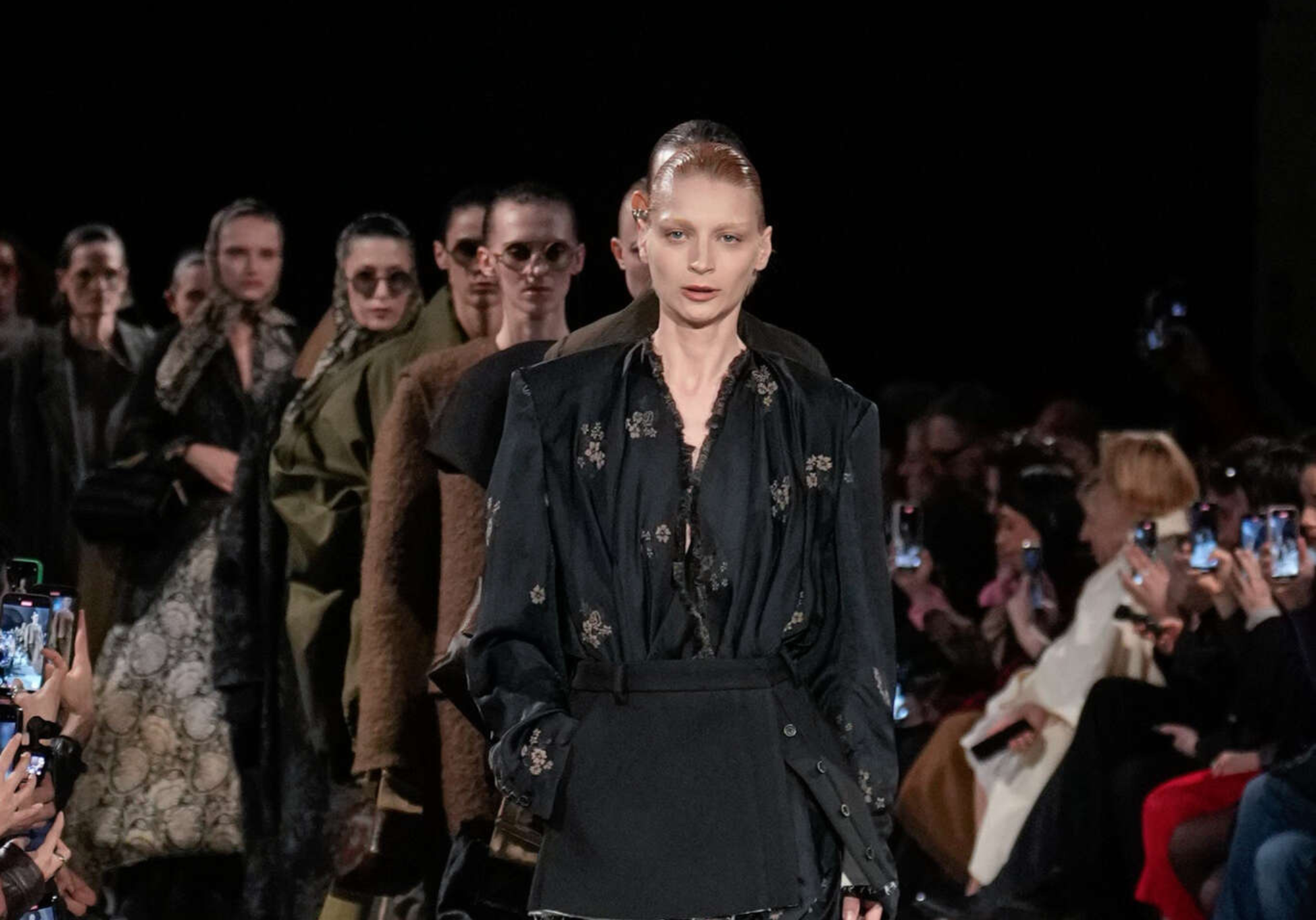 Desfile final de Uma Wang en la Paris Fashion Week 2025, con modelos en fila luciendo las piezas clave de la colección Otoño/Invierno.