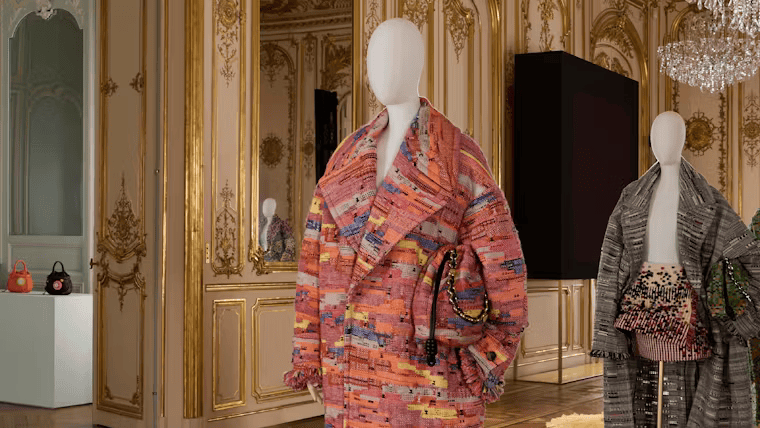 Abrigo de tejido multicolor de gran volumen acompañado de un bolso a juego, una de las piezas más llamativas de la colección de Loewe en la Paris Fashion Week 2025.